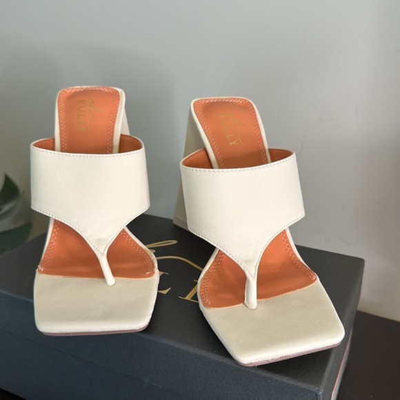 NWT Oh Polly LOVE TRIANGLE Toe Post Leatherette Mule Heels in Cream - Picture 2 of 7